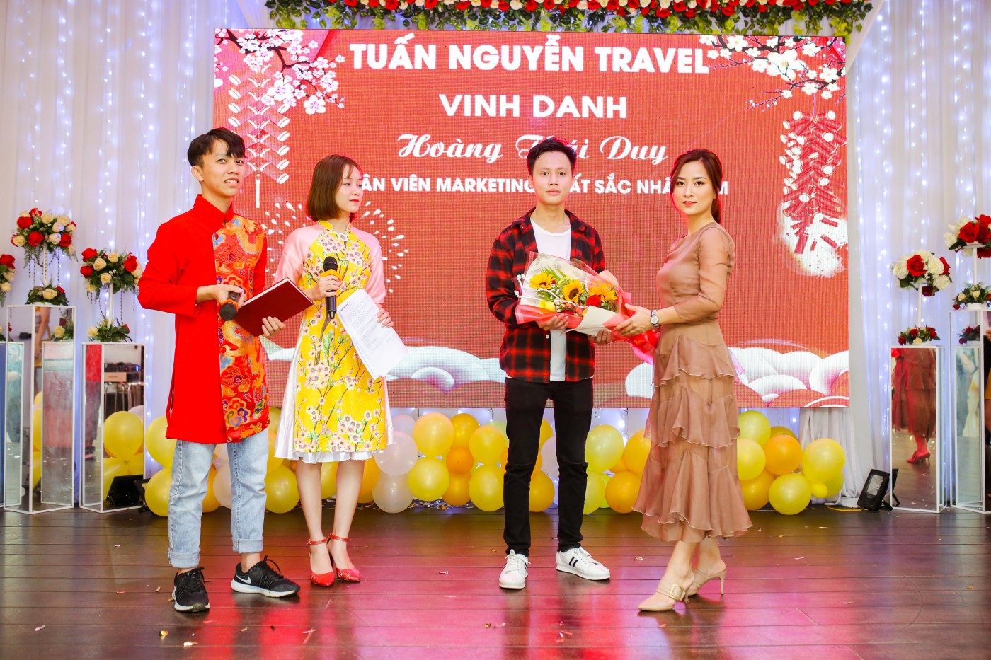 Trong hÃ¬nh áº£nh cÃ³ thá» cÃ³: 4 ngÆ°á»i, bao gá»m ThÃ¡i Duy vÃ  Phuong Thu Nguyen, má»i ngÆ°á»i Äang Äá»©ng