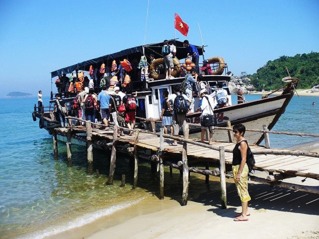 Tàu và cano là phương tiện đến Cù Lao Chàm