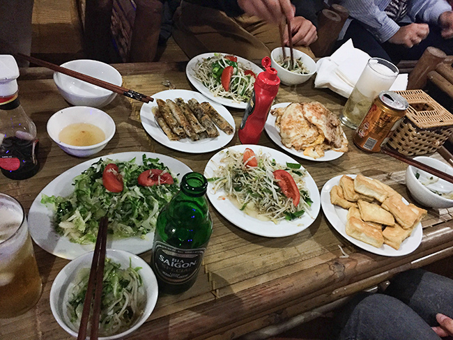 Kinh nghiệm du lịch Ninh Bình 2 ngày 1 đêm, thưởng thức bữa ăn dân dã ở Chezbeo homestay 