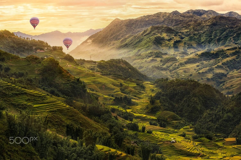 Cao nguyên đá Đồng Văn là điểm du lịch hấp dẫn với nhiều du khách thập phương