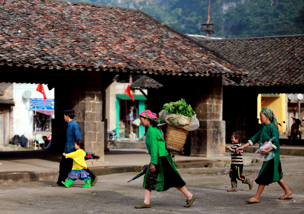 Phiên chợ là trung tâm giao thương của cả vùng cao nguyên đá Đồng Văn, Hà Giang