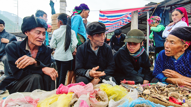 Chợ phiên Đồng Văn cũng là nơi gặp gỡ và giao lưu của đồng bào