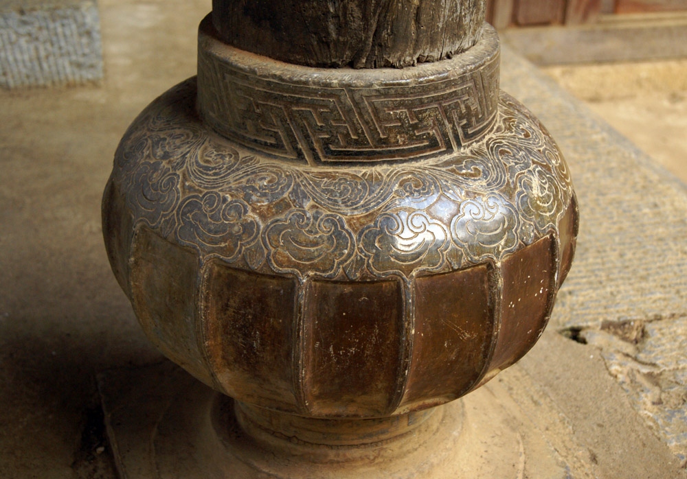 Chân cột nhà của dinh thự vua Mèo ở Hà Giang được mài nhẵn bằng đồng bạc trắng