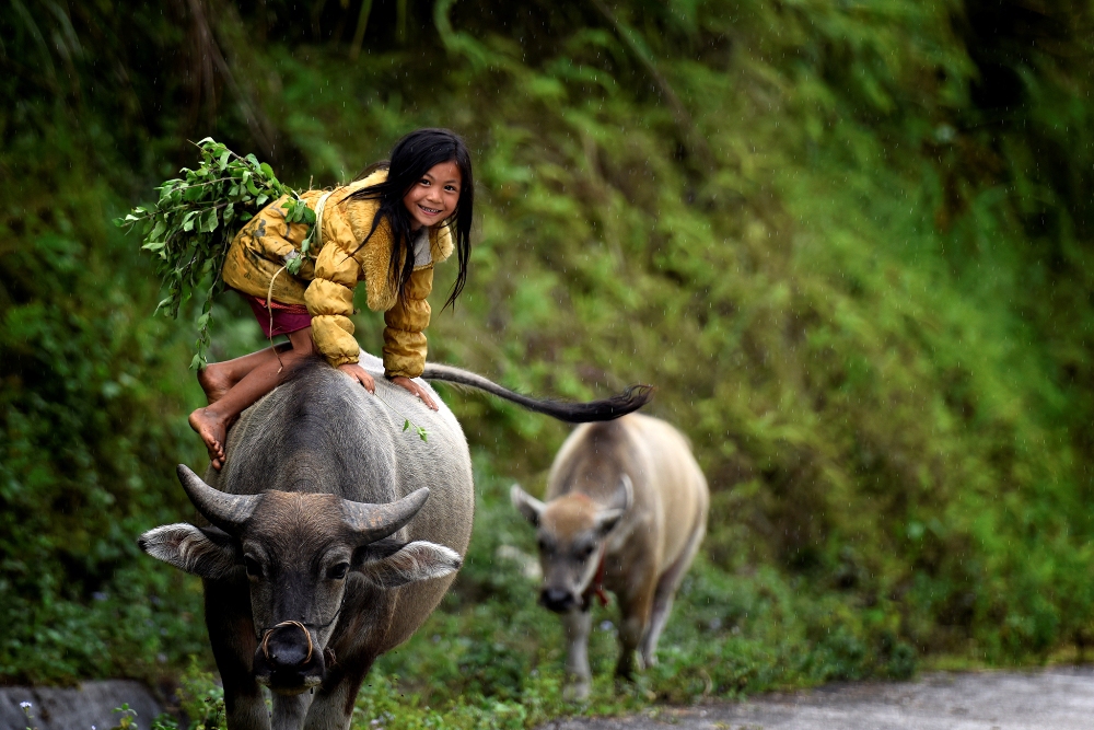 Nụ cười trẻ thơ sau những giờ lao động mệt mỏi