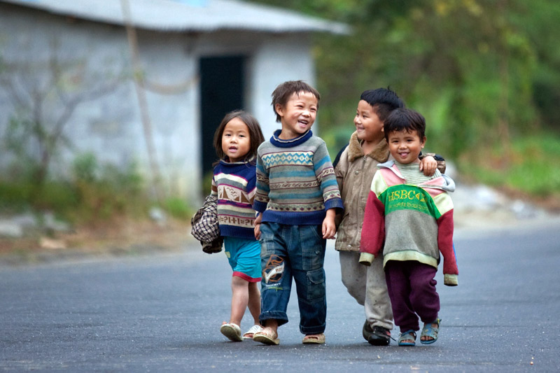Nụ cười những đứa trẻ trên con đường tới trường