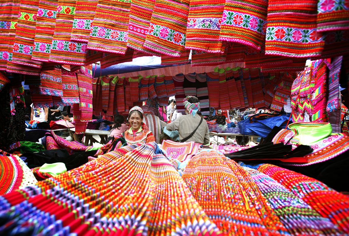 Chợ Bắc Hà rực rỡ màu sắc của các loại vải thổ cẩm