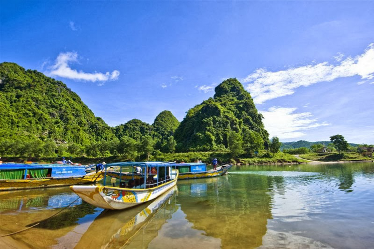 Vườn Quốc gia Phong Nha Kẻ Bàng Quảng Bình có hệ thống sông ngòi với dòng sông xanh mát