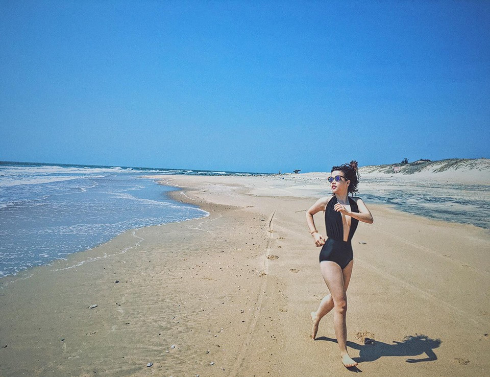Trên bờ cát trắng với cảnh đẹp thơ mộng ở bãi Đá Nhảy Quảng Bình
