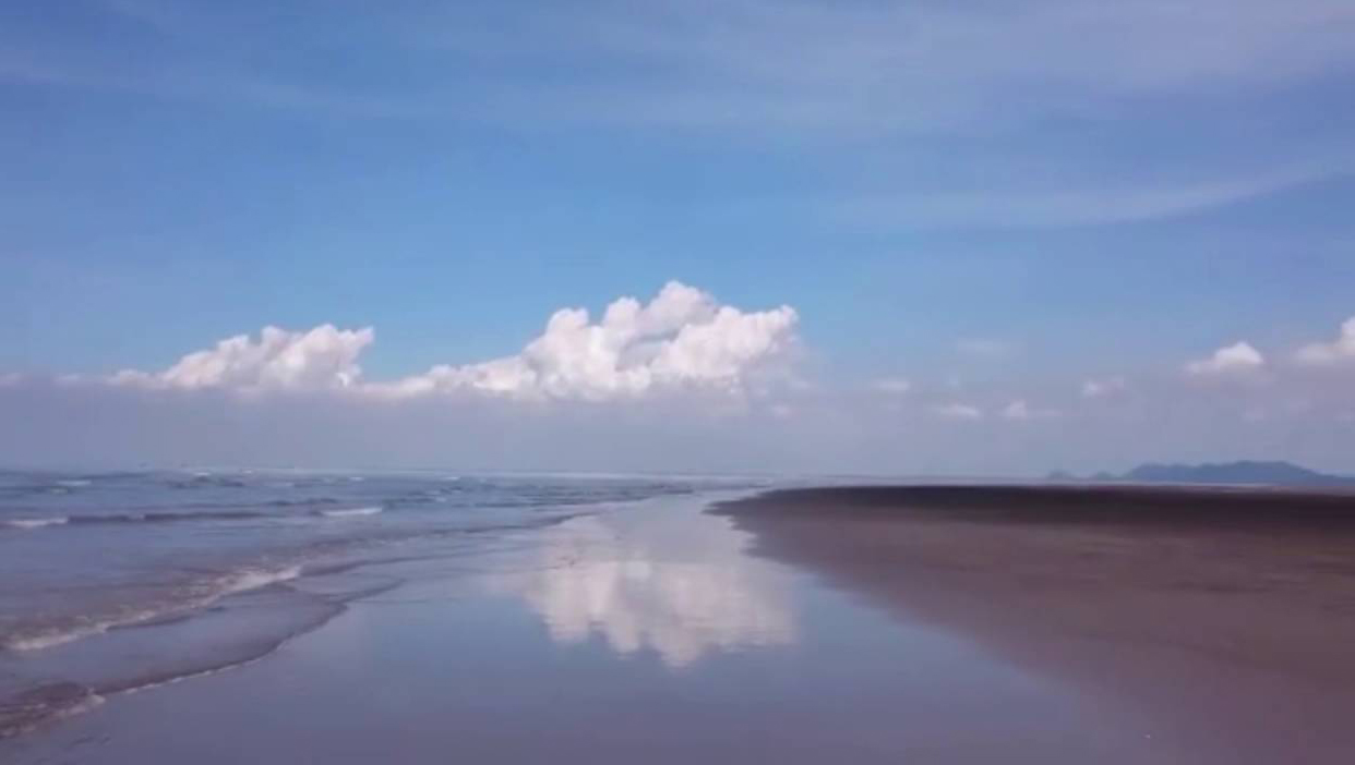 Biển Kim Sơn với những bãi cát trải dài hoang sơ