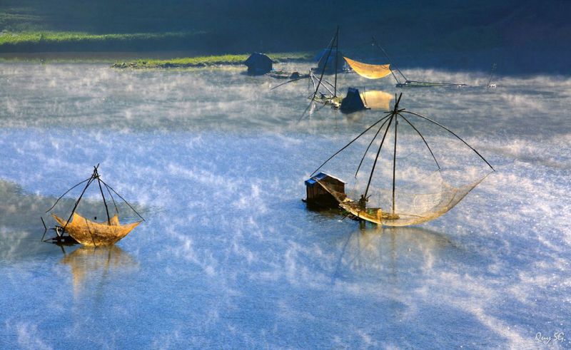 Vẻ đẹp hồ Tuyền Lâm huyền ảo trong sương sớm