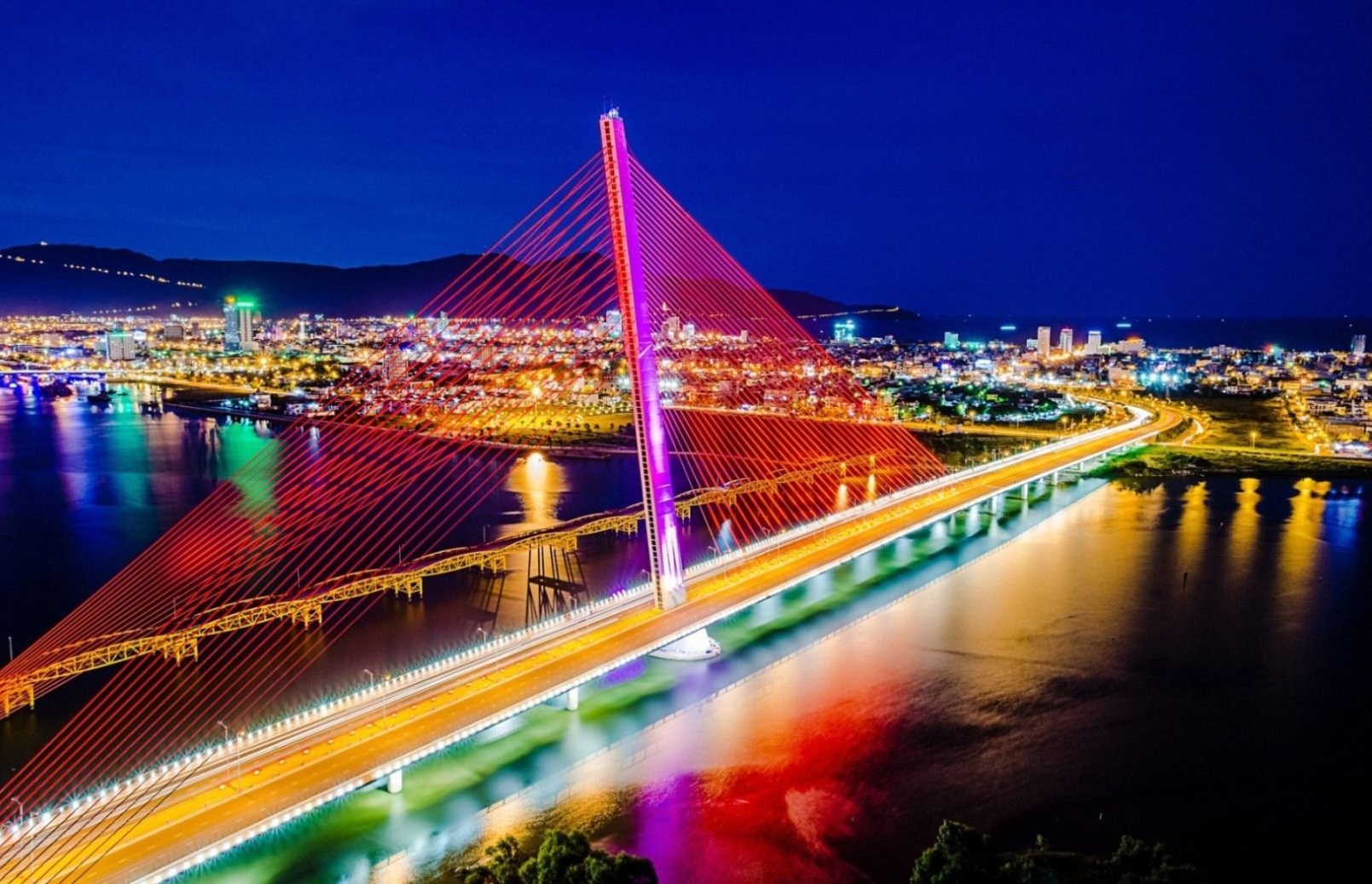 Cầu Trần Thị Lý– địa điểm tham quan Đà Nẵng về đêm tuyệt đẹp