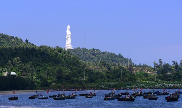 Từ công viên Biển Đông bạn cũng có thể nhìn thấy chùa Linh Ứng