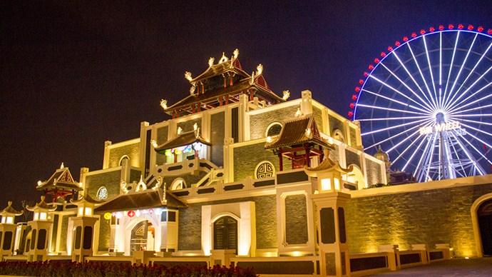 Vẻ đẹp lung linh của cổng thành trong công viên Châu Á tại Đà Nẵng