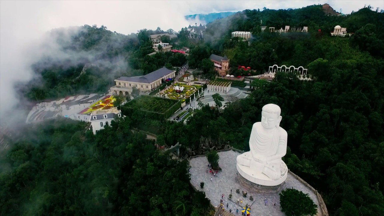 Tượng phật chùa Linh Ứng trên đỉnh Bà Nà Hills giữa làn sương nhẹ như chốn tiên cảnh