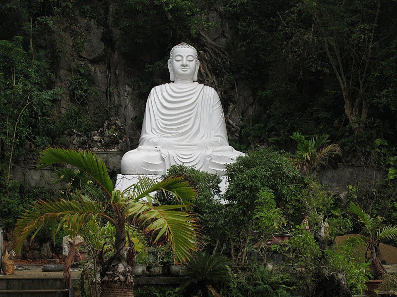 Bức tượng phật Thích Ca Mâu Ni ở chùa Linh Ứng Ngũ Hành Sơn