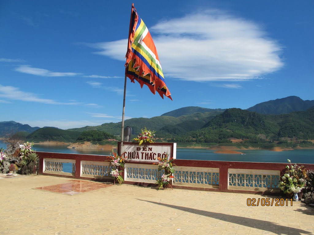 Đền Chúa Thác Bà nhìn ra khung cảnh thiên nhiên thơ mộng