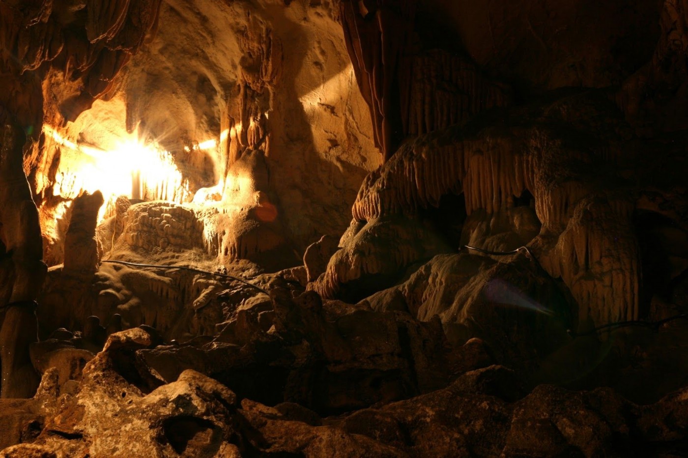 Khám phá bí ẩn trong hang Chiều ở Mai Châu