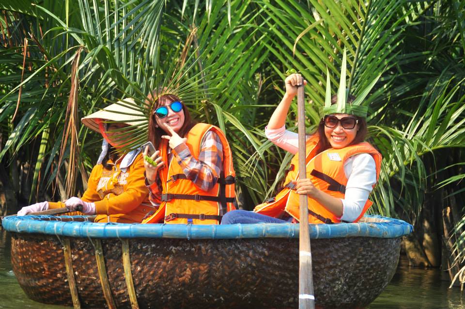 Du lịch sông nước miền Tây ngay giữa lòng Hội An sẽ được tự tay chèo thúng tại rừng dừa Bảy Mẫu