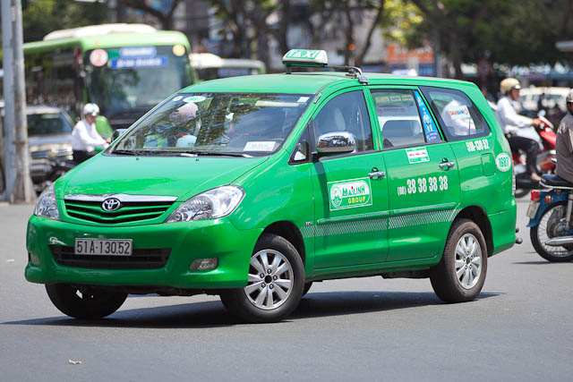 Đi Hội An bằng taxi giá khá cao nhưng di chuyển tương đối nhanh