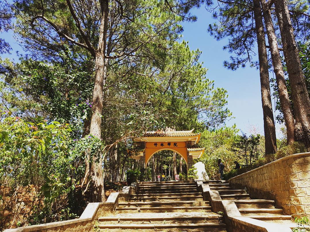 140 bậc thang đá dẫn lên chùa Thiền Viện Trúc Lâm
