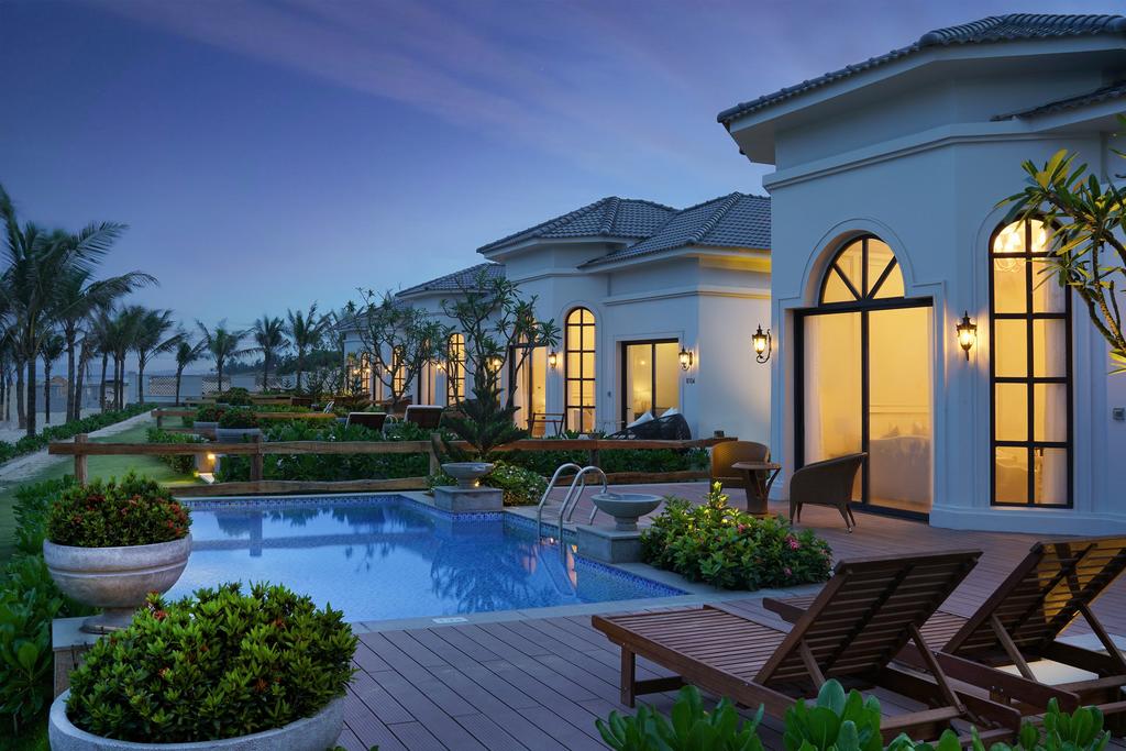 Biệt thự tại Vinpearl Đà Nẵng resort & villa có view hướng ra biển và lưng tựa núi.