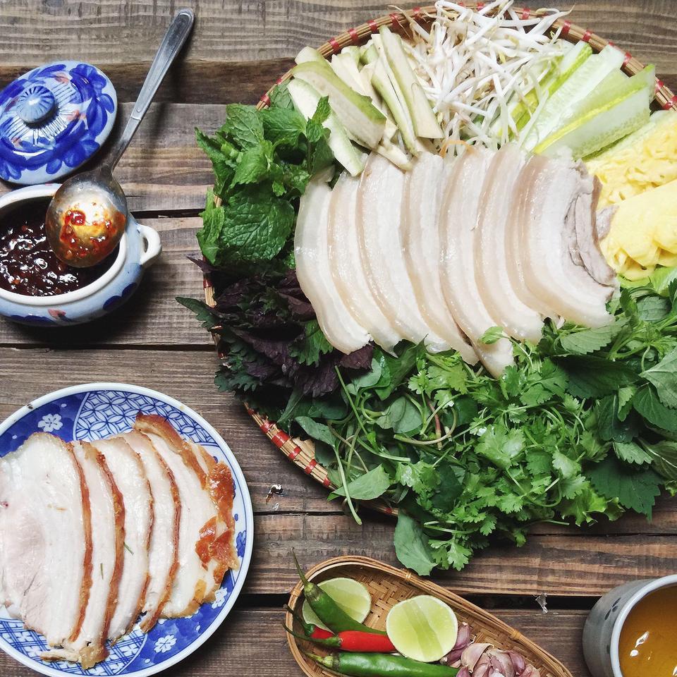 Thưởng thức món bánh tráng cuốn thịt heo- đặc sản miền Trung tại Đà Nẵng