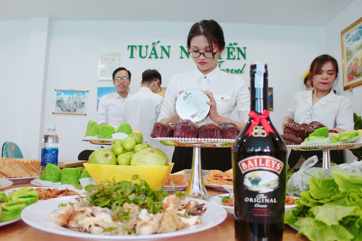 tiệc buffet cho nhân viên tuấn nguyễn travel