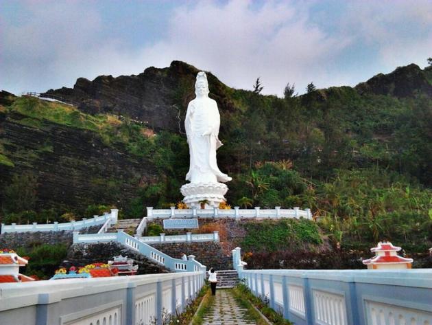 Bức tượng Phật Quan Thế Âm hướng về biển Đông