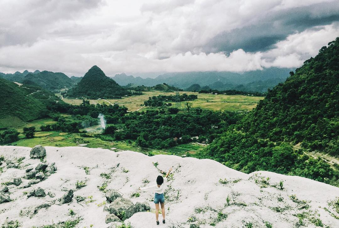 Toàn cảnh thung lũng Mai Châu nhìn từ đèo đá trắng