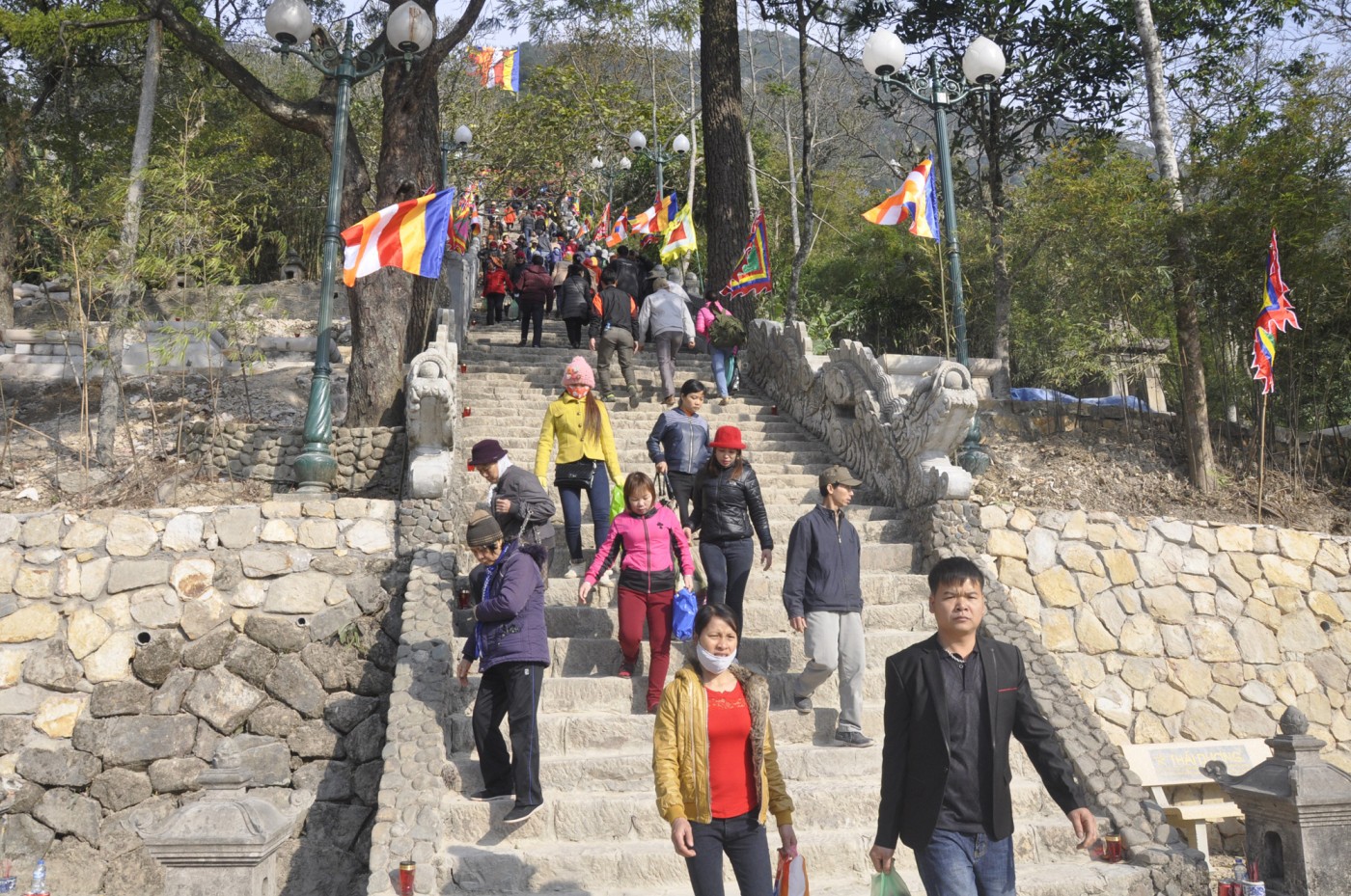 Vào mùa xuân, khách du lịch nô nức về chùa Yên Tử