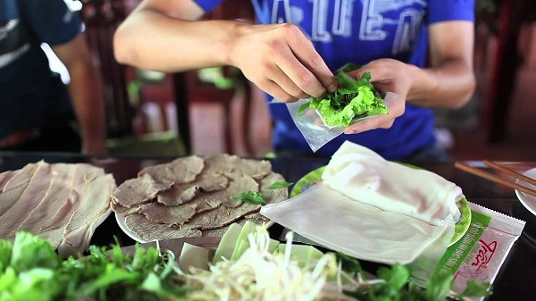 Đặc sản bánh tráng cuốn thịt heo của Đà Nẵng