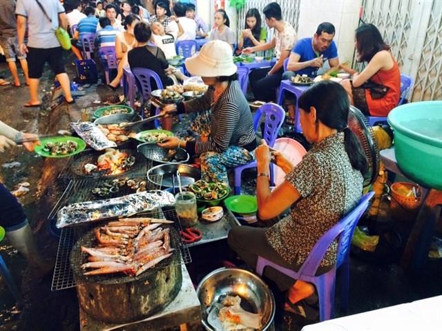 Quán ốc Long Vũ- địa điểm ăn hải sản ngon rẻ ở Nha Trang tấp nập thực khách vào ra