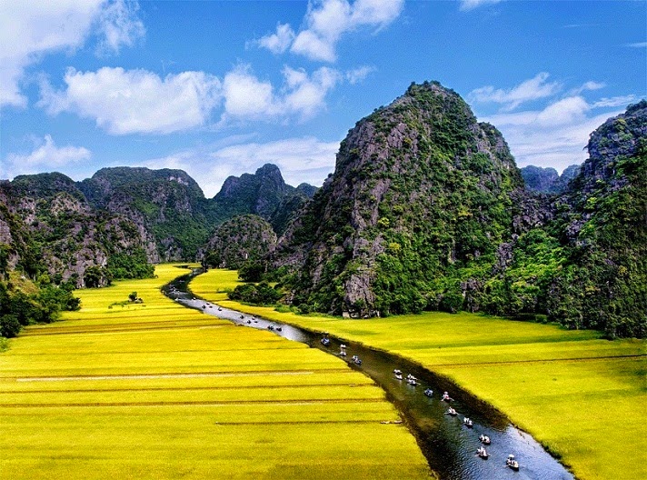 So với những điểm du lịch Ninh Bình thì Tam Cốc lại mang vẻ đẹp mùa vàng
