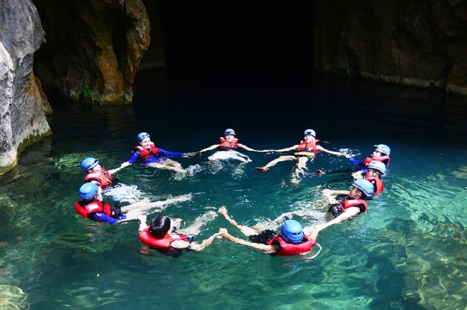 Sông Chảy hang Tối Quảng Bình