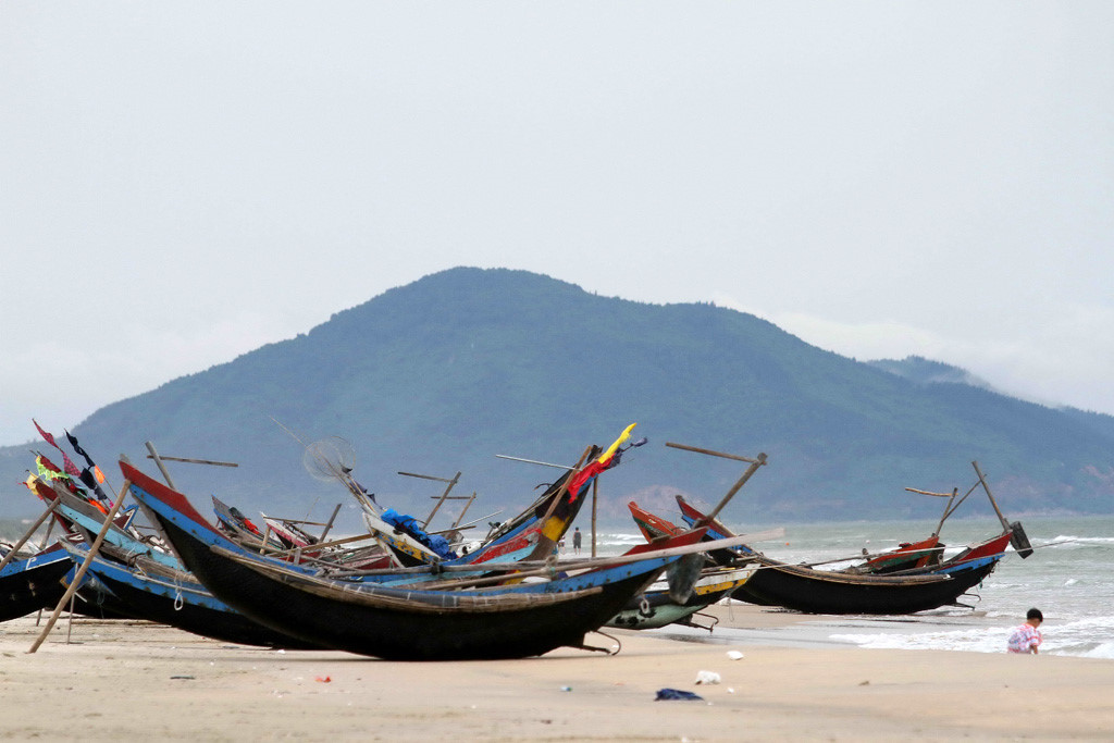 Tham quan làng chài Lăng Cô