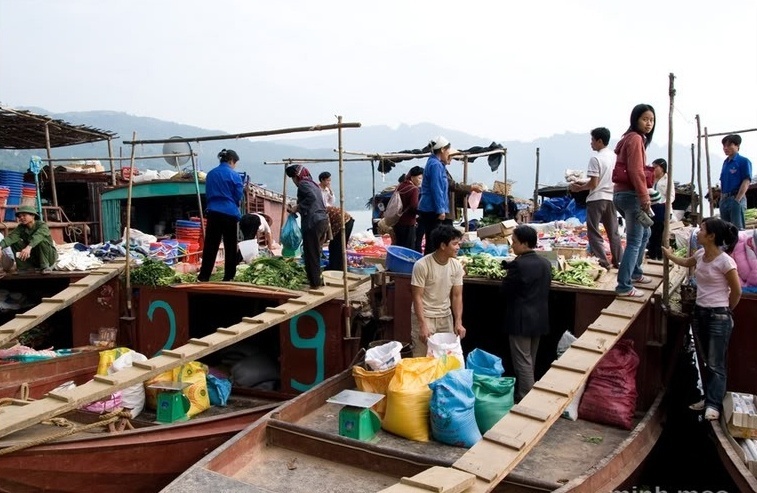 Chợ nổi, nét sinh hoạt độc đáo ở Thung Nai Mai Châu Hòa Bình