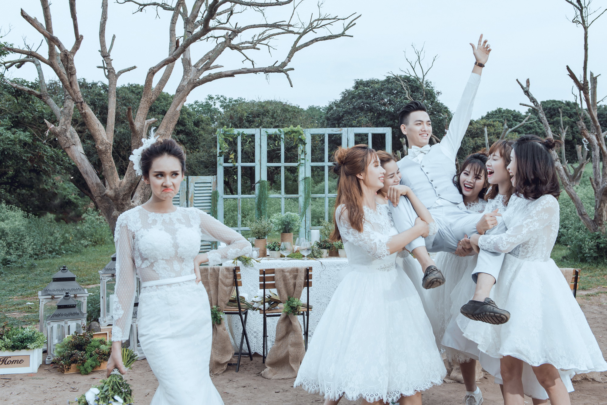 Ảnh cưới vui nhộn tại khu vườn nhãn, Hà Nội