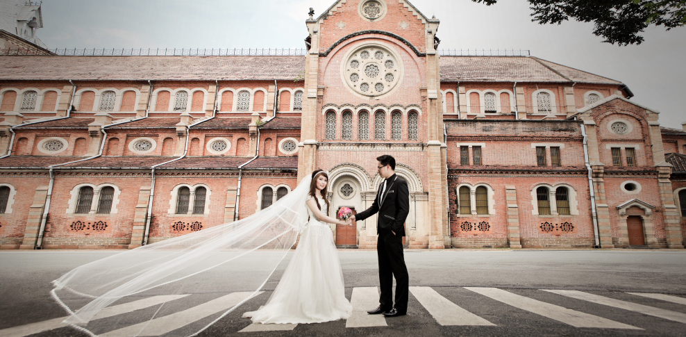 Chụp ảnh cưới tại khu nhà thờ Đức Bà với vẻ đẹp cổ kính của kiến trúc Pháp