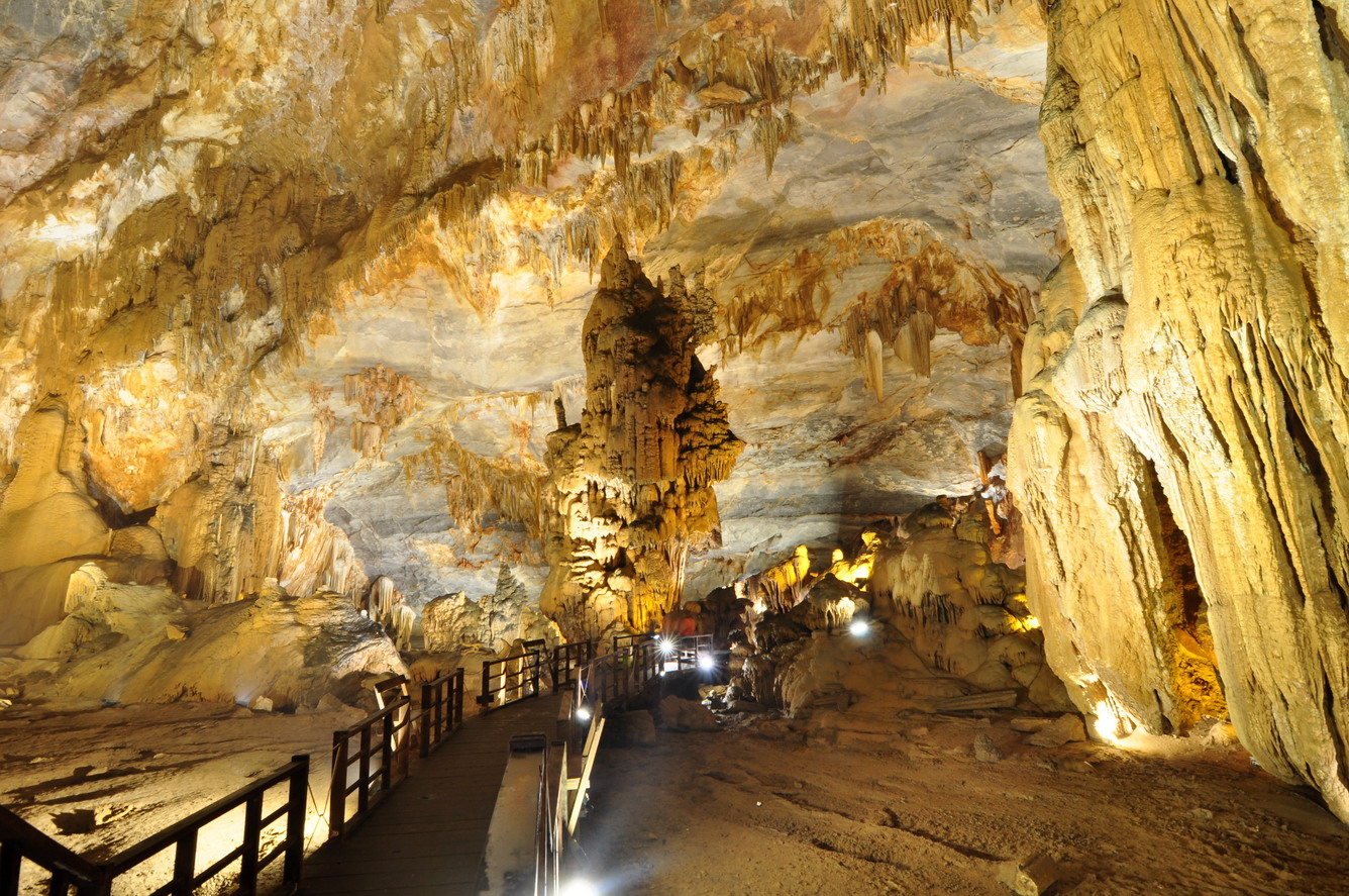 Nên đi du lịch Quảng Bình vào tháng mấy - Động Thiên Đường một trong những hang động đẹp 