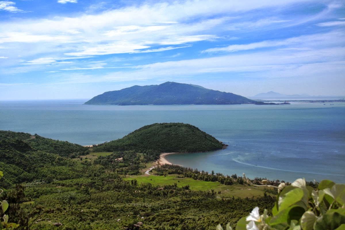 Nên đi du lịch Quảng Bình vào tháng mấy - Ghé Vũng Chùa để dân hương tưởng nhớ bác Võ Nguyên Giáp