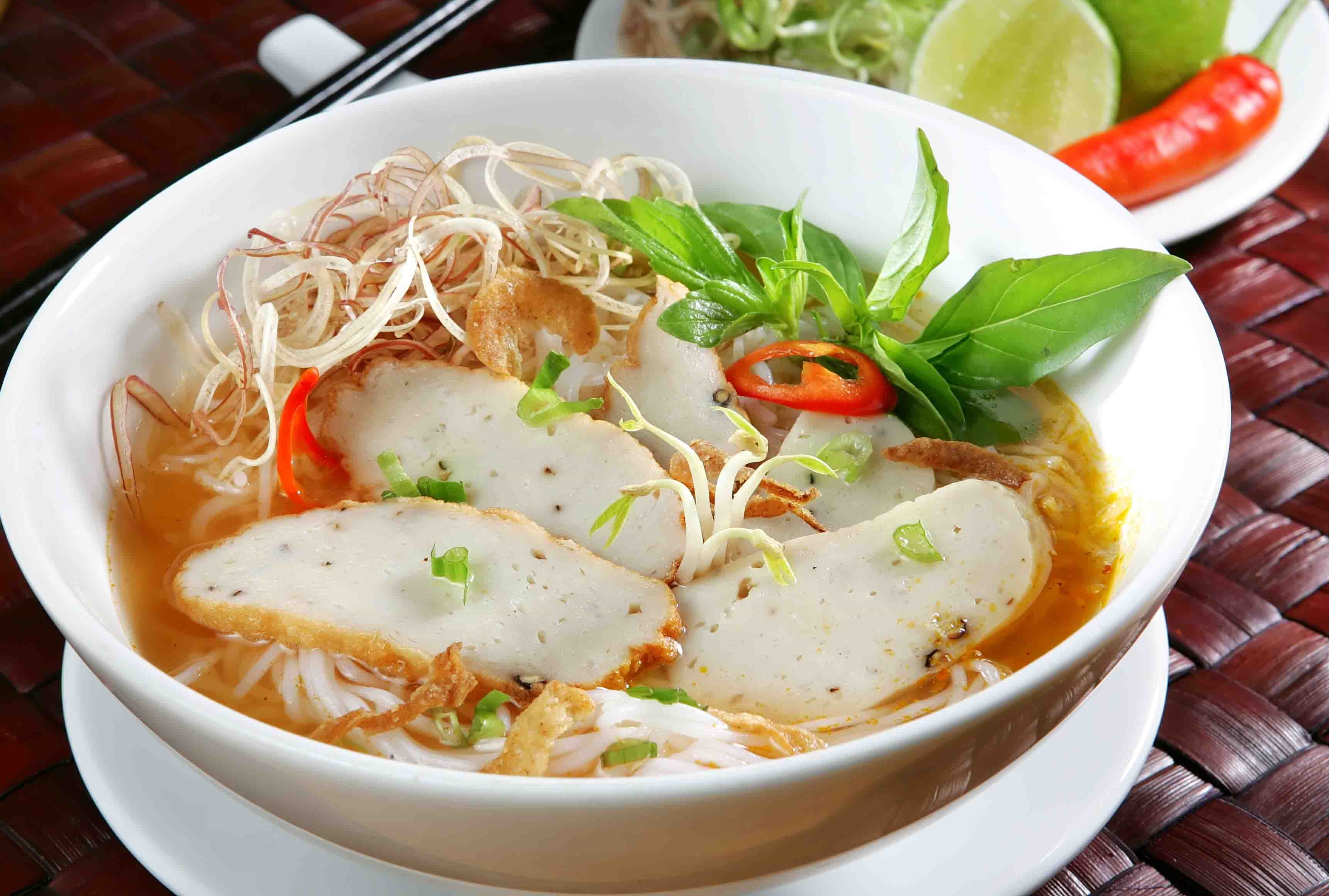 Du lịch Nha Trang ăn gì ở đâu nếu không tìm đến bún chả cá?