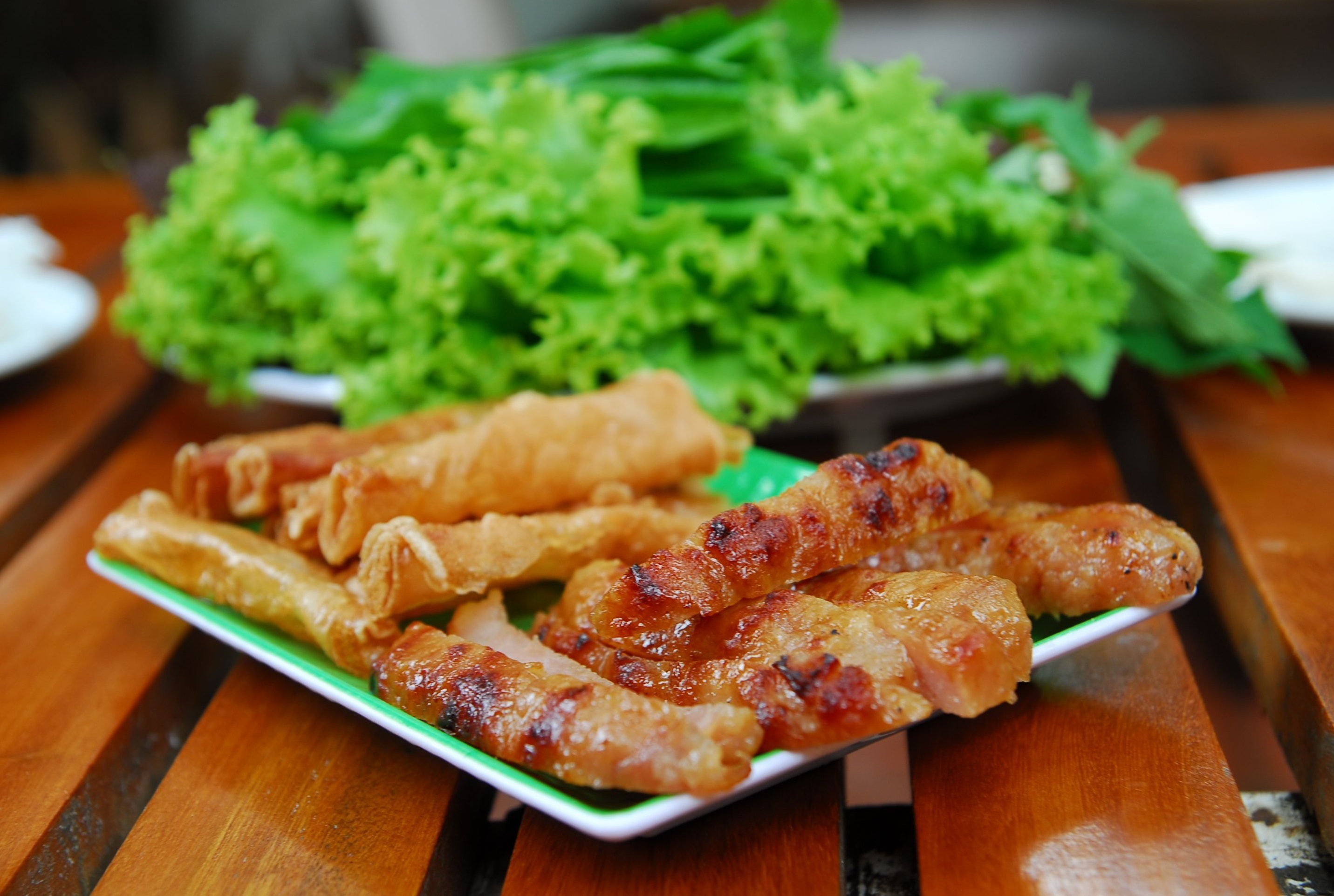 Du lịch Nha Trang ăn gì? Hãy tìm món nem nướng khoái khẩu