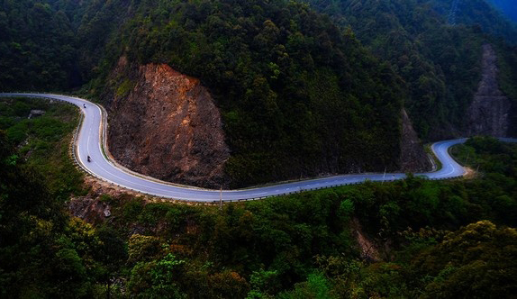 Đường đi Sapa với khung cảnh núi rừng hùng vỹ