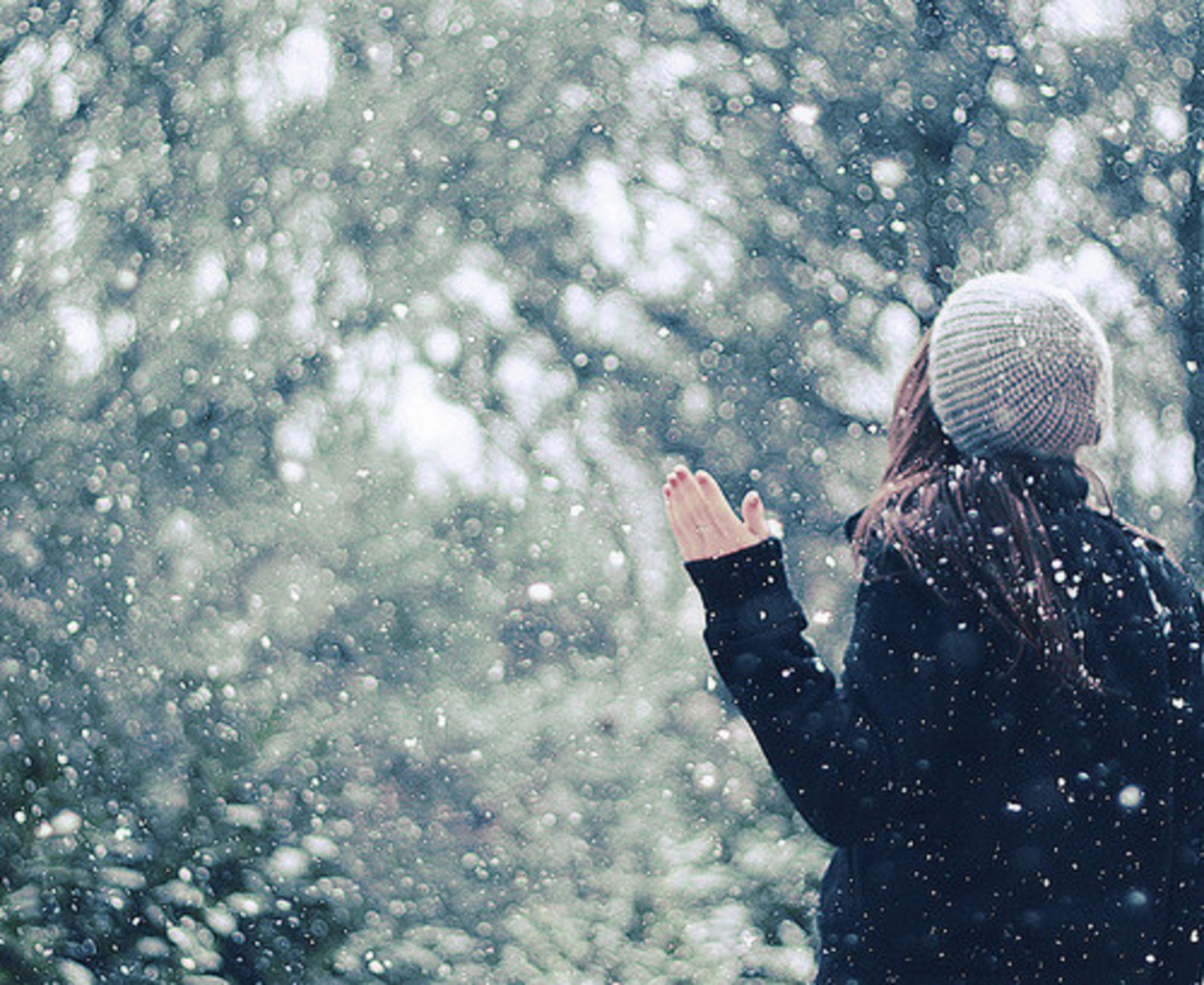 Прощание со снегом. Девушка зимой со спины. Девушка в снегу. Девушка и снегопад. Девушка со спины в снегу.