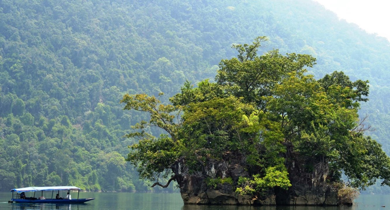 Tháng 9 nên đi du lịch ở đâu miền Bắc - Hồ Ba Bể được mệnh danh là viên ngọc xanh giữa đại ngàn