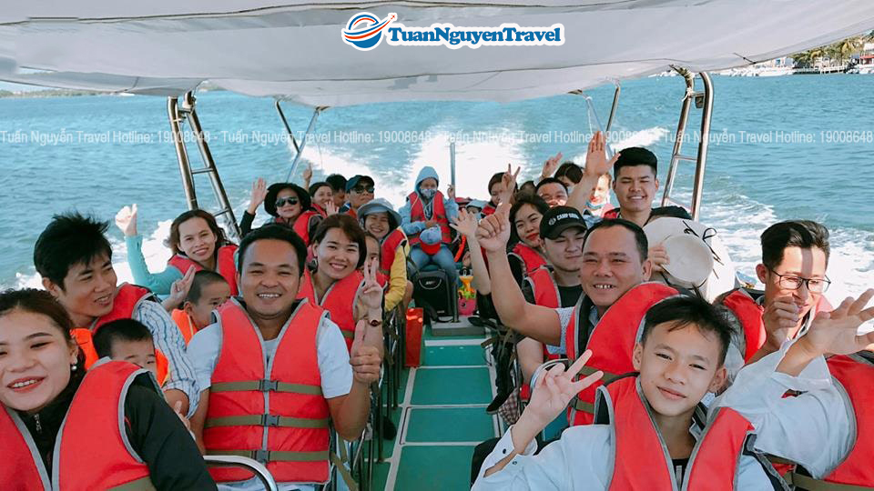 Du khách trải nghiệm cano cao tốc ra đảo tour đà nẵng 3 ngày 2 đêm