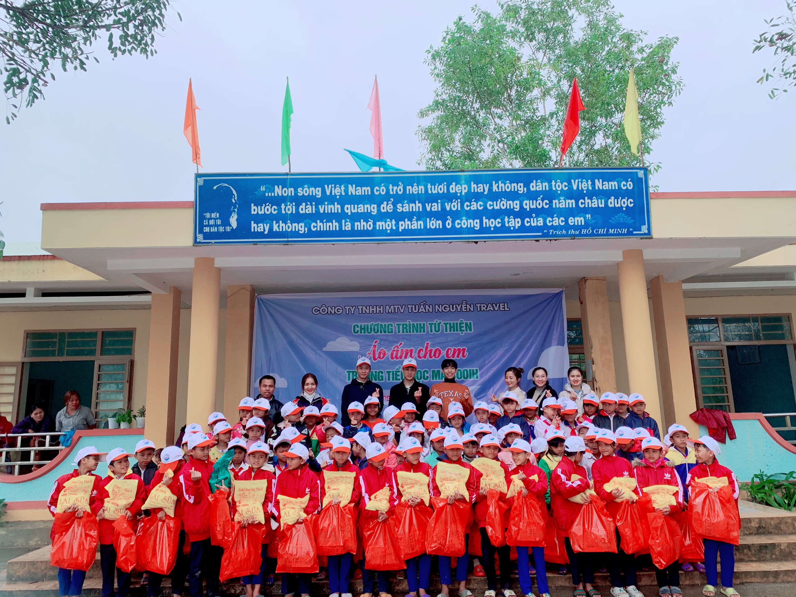 Tuấn Nguyễn Travel từ thiện: Hành trình thiện nguyện chia sẻ yêu thương "áo ấm cho em" 