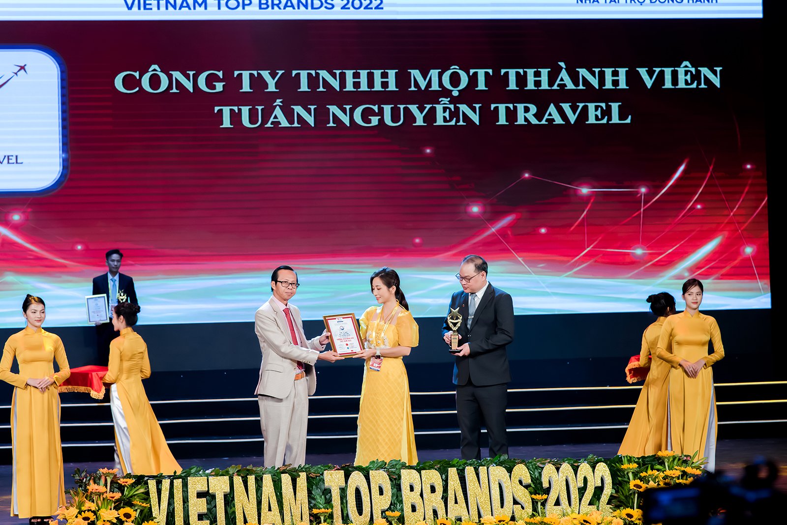 Tuấn Nguyễn Travel vinh dự đạt giải thưởng Top 10 thương hiệu du lịch hàng đầu Việt Nam 2022